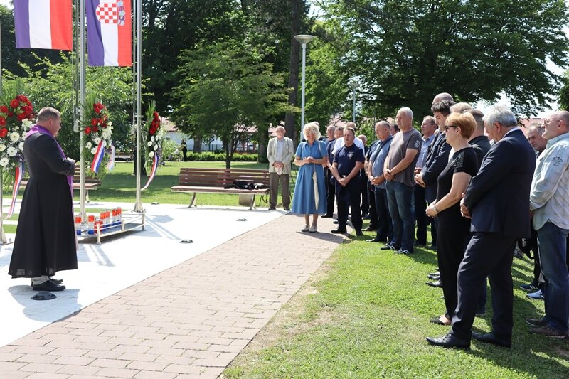 [FOTO] Povodom Dana državnosti u Križevcima položeni vijenci i zapaljene svijeće