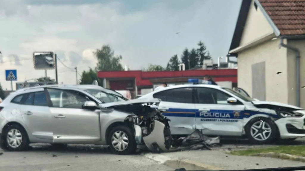 Sudarili se automobil i policijsko vozilo, oba vozača prevezena u bolnicu