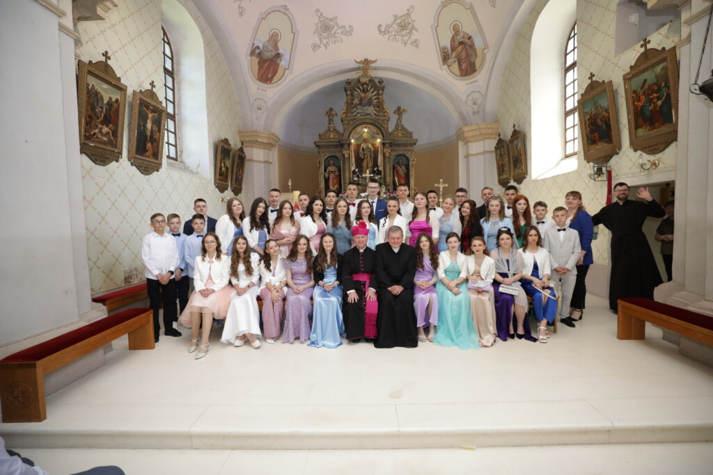 [FOTO] Mladi vjernici u Svetom Petru Orehovcu primili sakrament Krizme