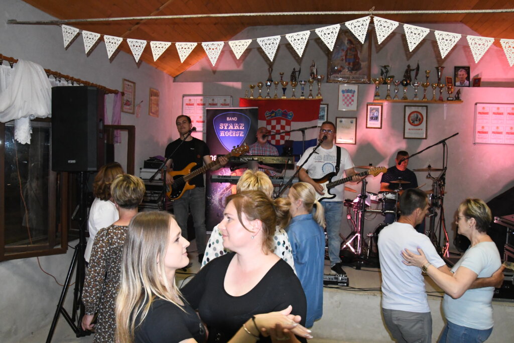 [FOTO/VIDEO] Vrtna zabava rasplesala i raspjevala Gornji Dubovec