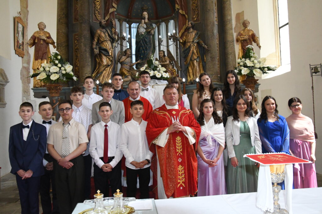 [FOTO] Mladi vjernici u Glogovnici primili sakrament Krizme