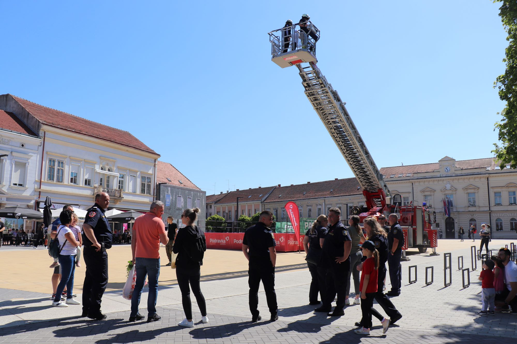 DVD-Koprivnica-izlozba-i-igre-u-parku-39