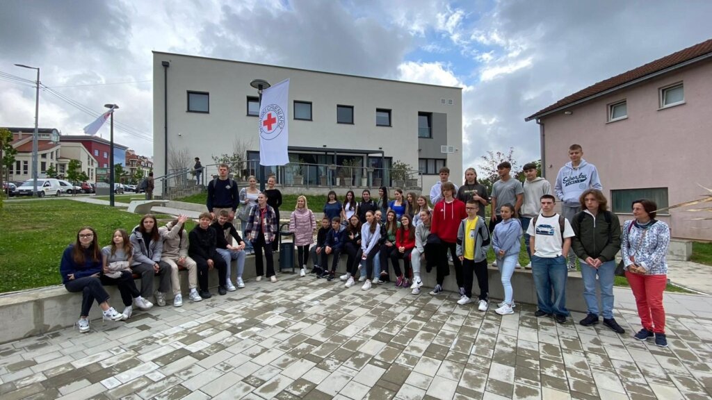 [FOTO] Učenici iz Španjolske i Latvije posjetili Crveni križ Vrbovec