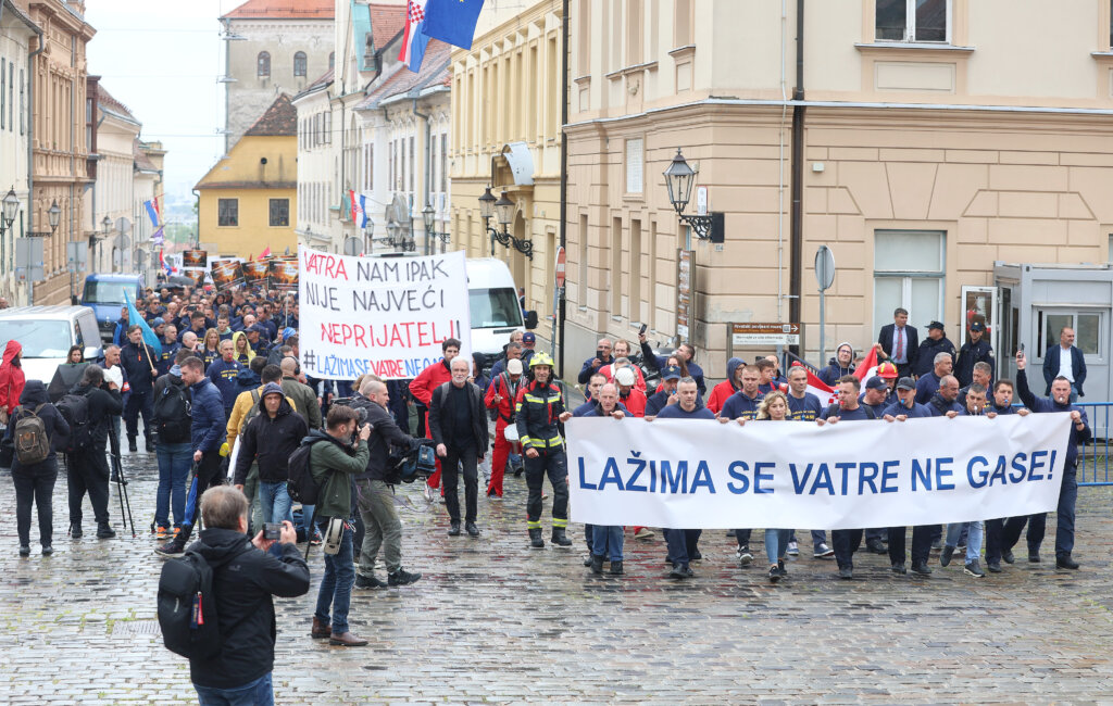 Veliki prosvjed vatrogasaca u Zagrebu, zatražili regulaciju radnopravnog položaja