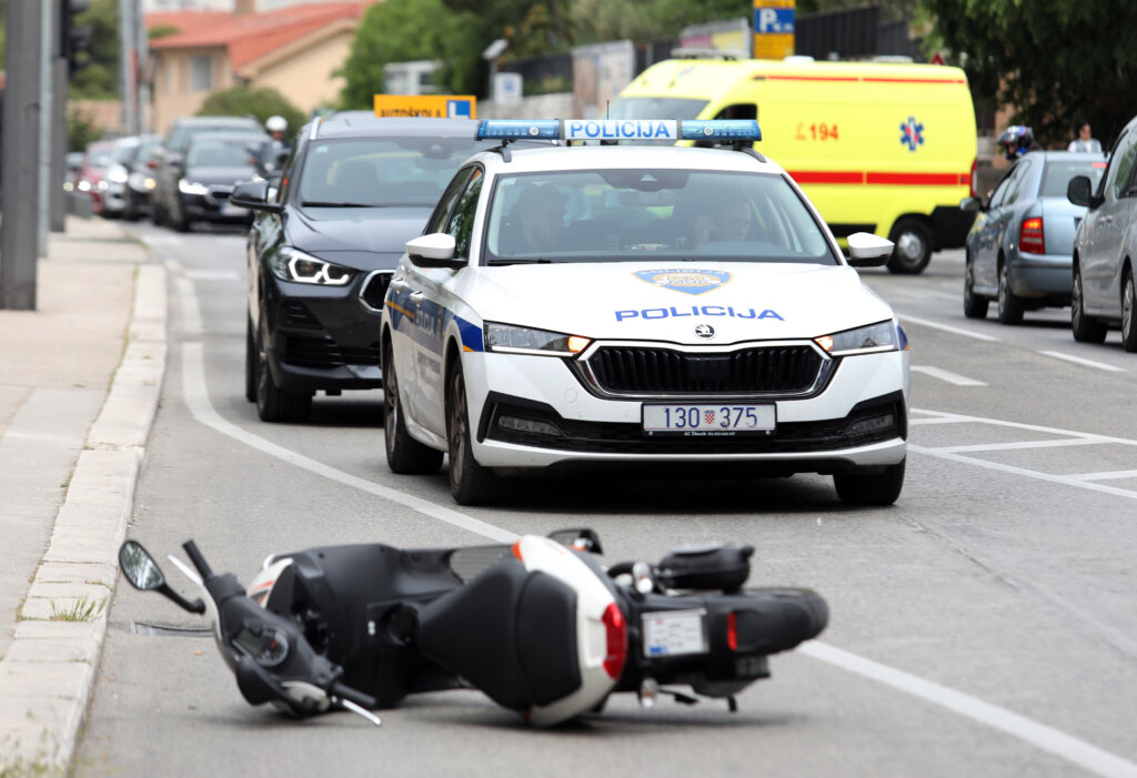 Šibenik: Vozač motocikla ozlijeđen u sudaru s automobilom