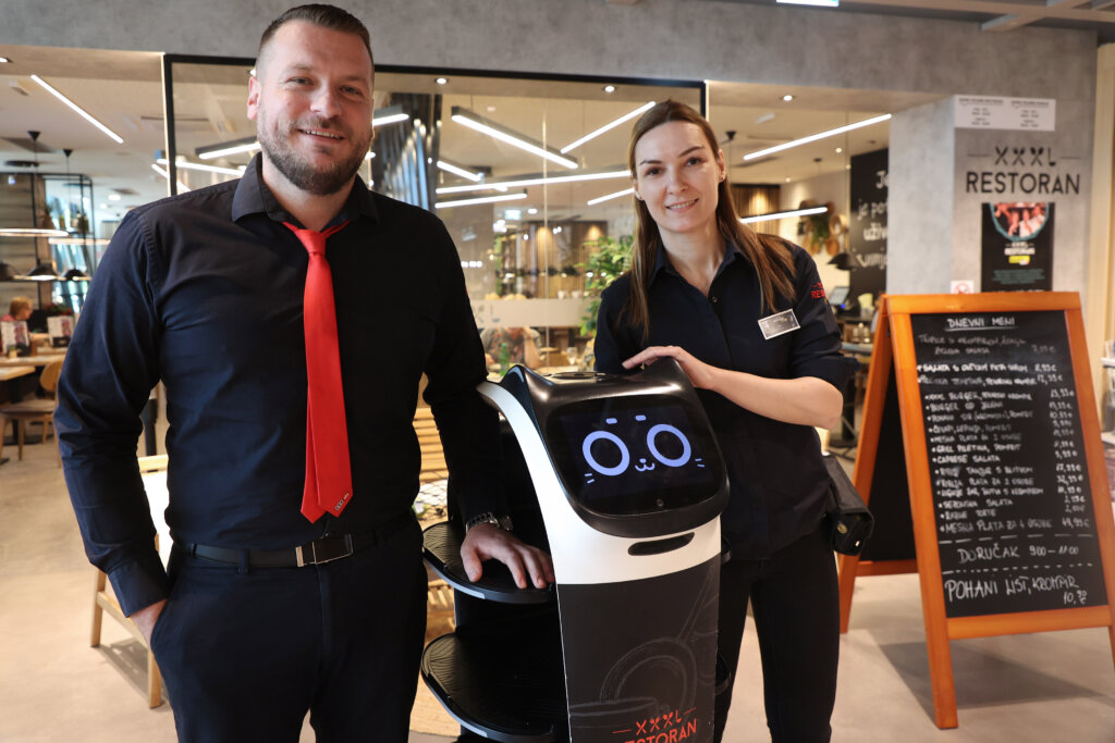 Hit u Dugopolju: Robot pomaže konobarima u restoranu - poslužuje hranu, priča na dva jezika i prede kao mačak