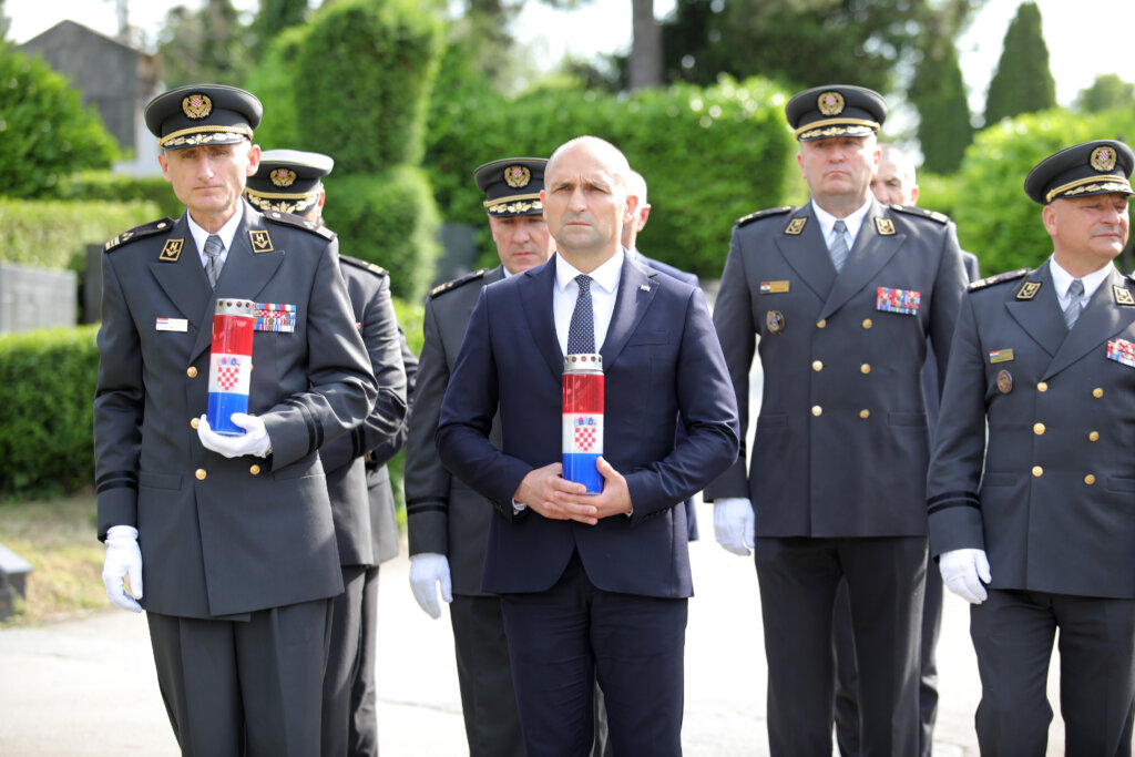 Ministar Anušić na Mirogoju položio vijence u povodu Dana Hrvatske vojske
