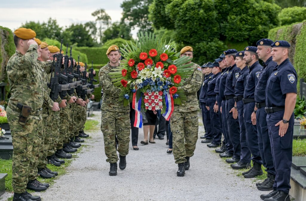 Uoči Dana državnosti na Gradskom groblju u Varaždinu odana počast poginulim, preminulim te nestalim hrvatskim braniteljima