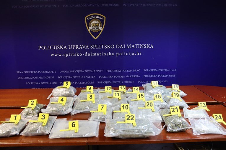 Policajci u vozilu pronašli 13 kilograma marihuane i veliku količinu ecstasyja