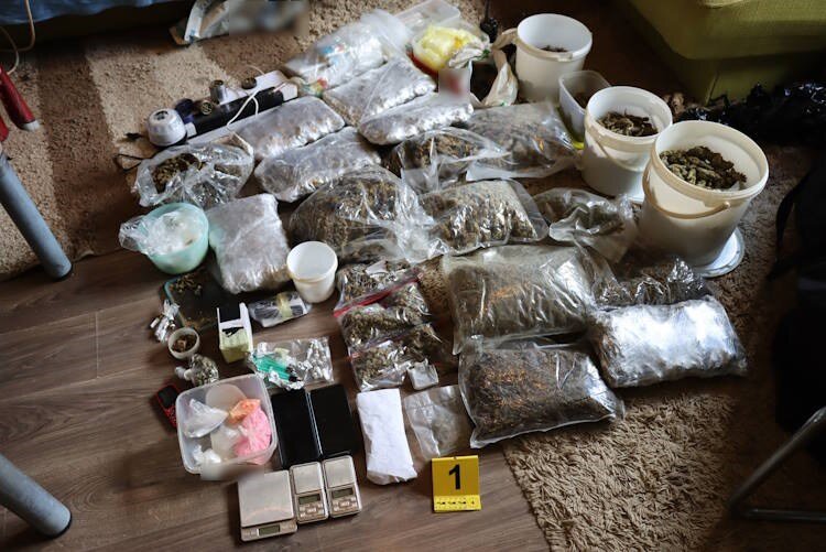 Policija kod muškarca u stanu pronašla nevjerojatnu količinu droge, novac i streljivo