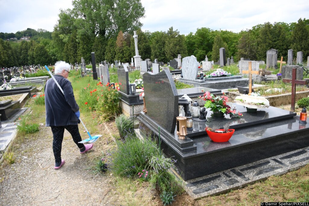 [VIDEO] Mještani Rasinje ogorčeni nebrigom o groblju: “Da barem samo jedan dela”