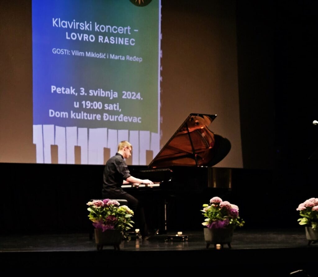 [FOTO] Đurđevačka publika oduševljena mladim glazbenikom Lovrom Rasincem