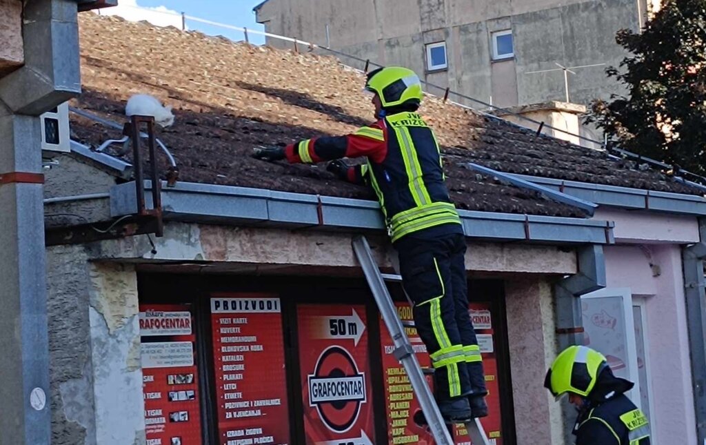 [VIDEO] Križevački vatrogasci spašavaju mačku s krova zgrade
