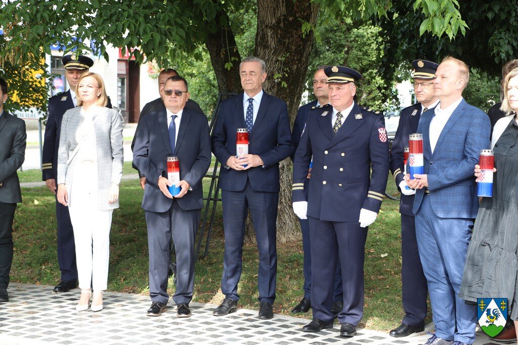 [VIDEO] Uoči Dana državnosti Republike Hrvatske u Koprivnici položeni vijenci i zapaljene svijeće