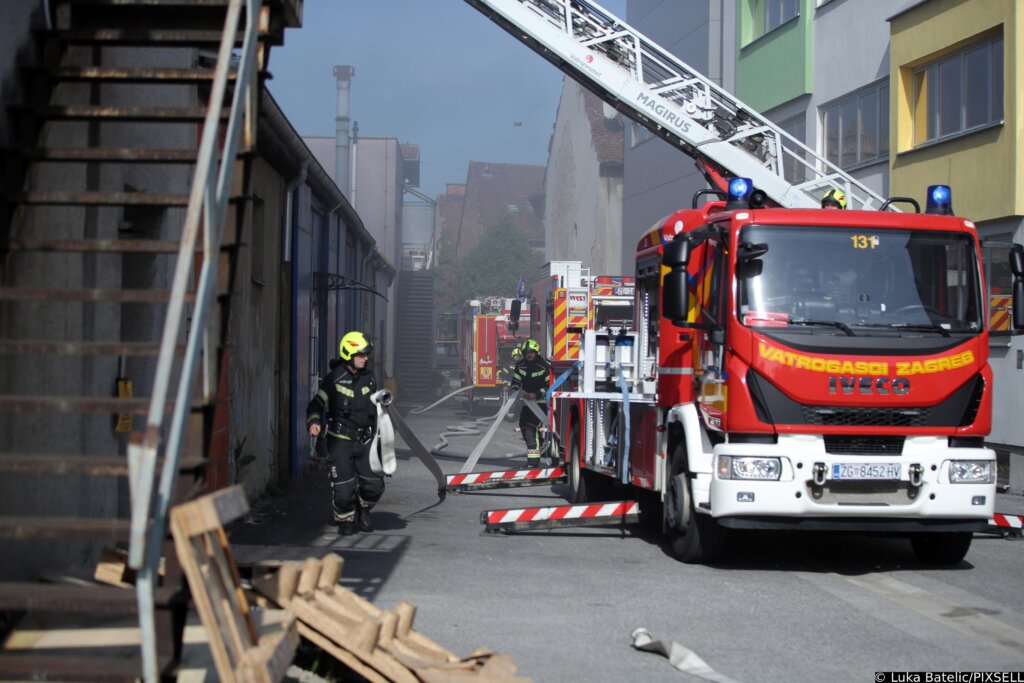 U tiskari na Trešnjevci gorio stroj, požar pod nadzorom