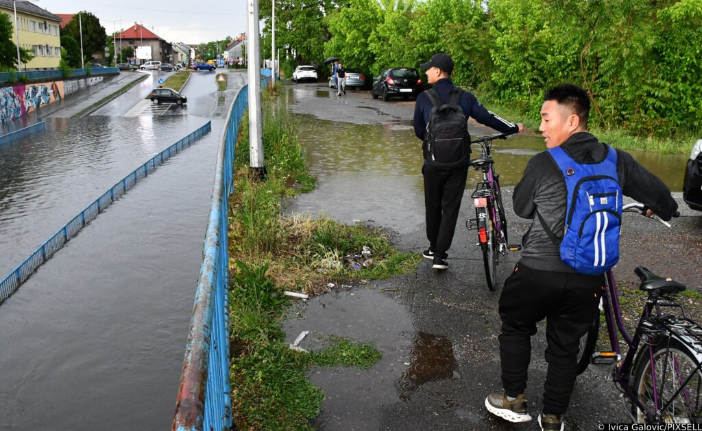 Slavonski Brod: Zbog nevremena i velike količine oborina poplavljeni podvožnjaci i brojne prometnice u gradu