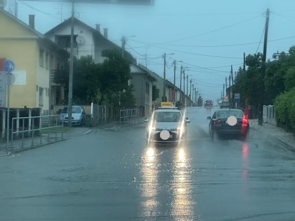 Poplavljeno prometno raskrižje u Križevcima