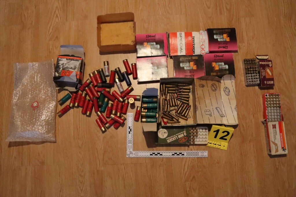 [FOTO] Policija u Ivancu pronašla hrpu droge, oružje, streljivo i novac