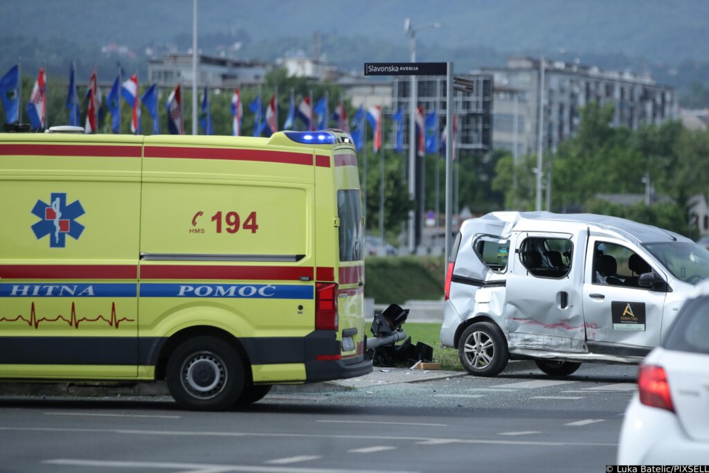 U prometnoj nesreći ozlijeđena jedna osoba, stradao je i semafor