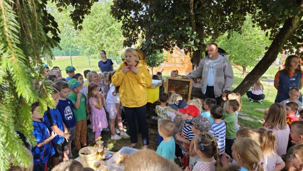 Udruga pčelara Vrbovec s vrtićancima obilježila Svjetski dan pčela