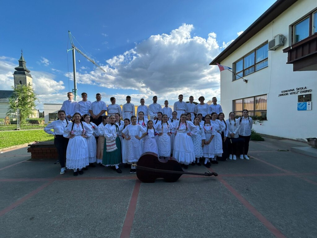 [VIDEO] Školska folklorna i tamburaška skupina nastupila na Danu škole u Svetom Ivanu Žabnu