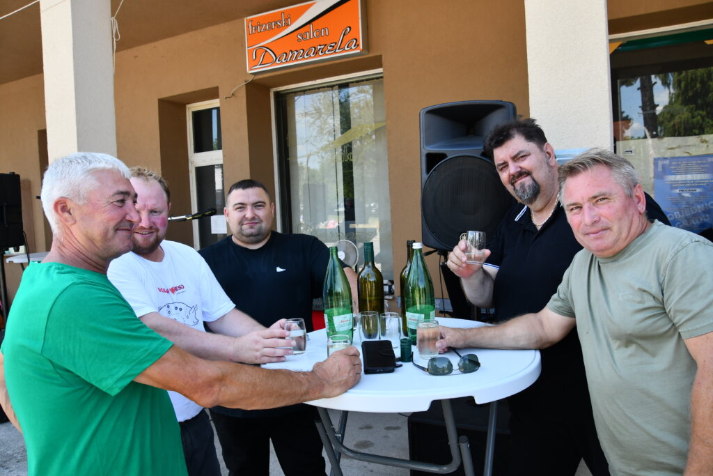 [FOTO] Dva benda u centru Preseke