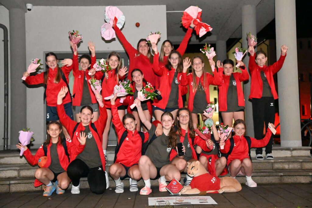 [FOTO/VIDEO] Upriličen doček mladim križevačkim rukometašicama