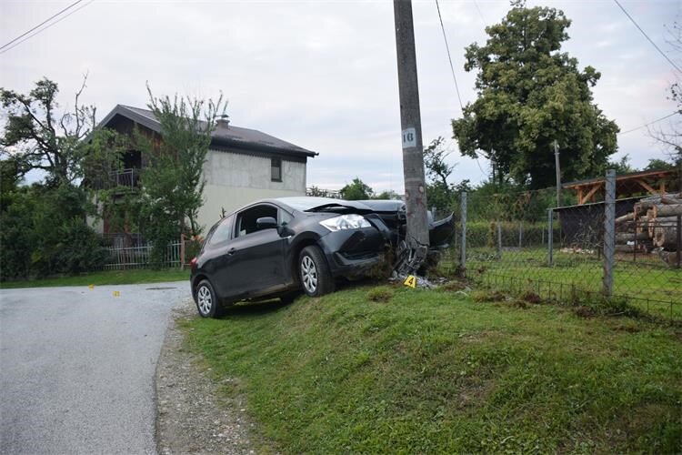 Vozač s više od 2 promila alkohola sletio s ceste i udario u betonski stup električne mreže