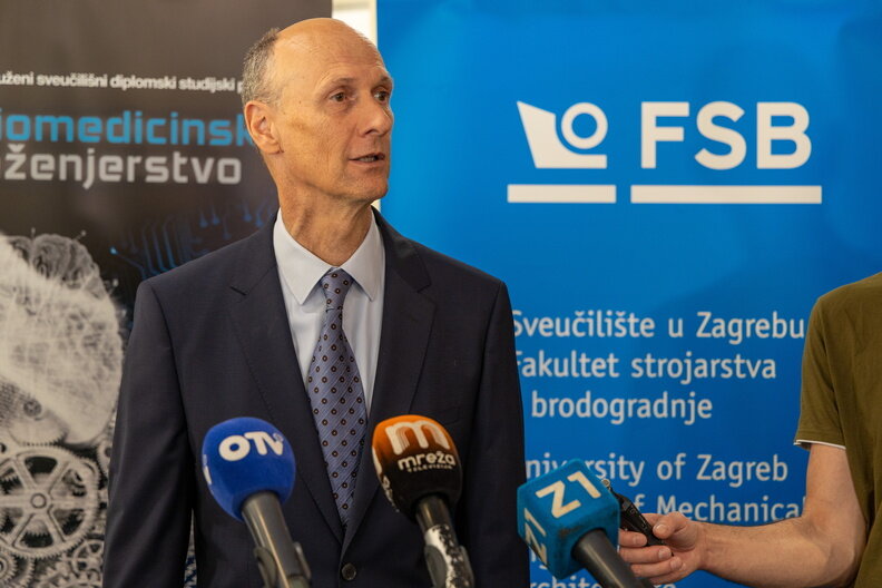 Akademik Sven Lončarić