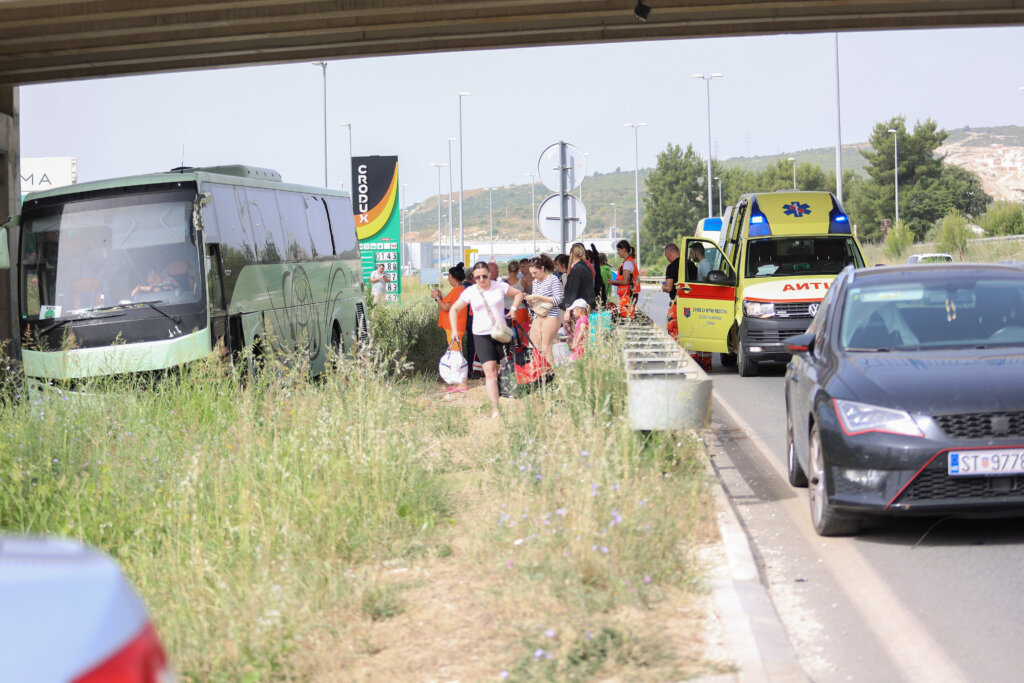 Ukrajinski autobus probio ogradu i sletio s Jadranske magistrale