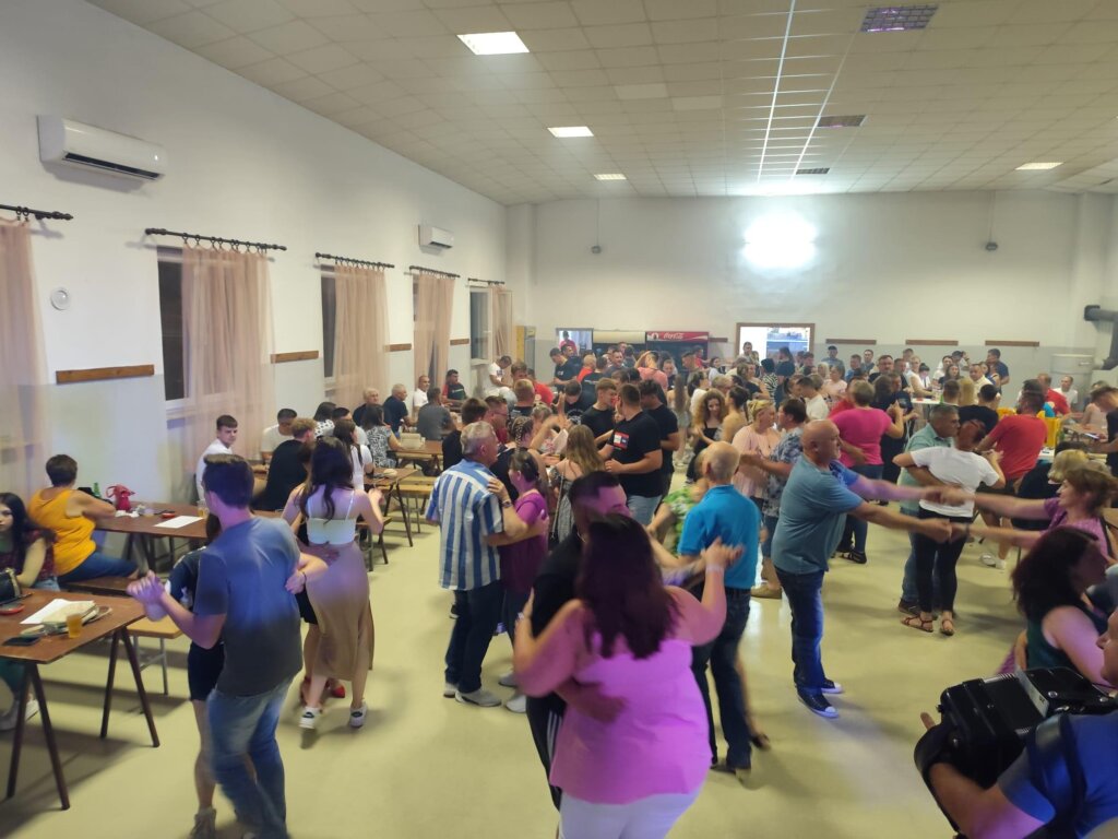 [FOTO/VIDEO]  Počela je zabava u Svetom Petru Čvrstecu, sviraju Noćne lutalice