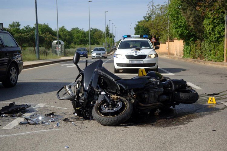 Poginuo motociklist, automobil mu oduzeo prednost