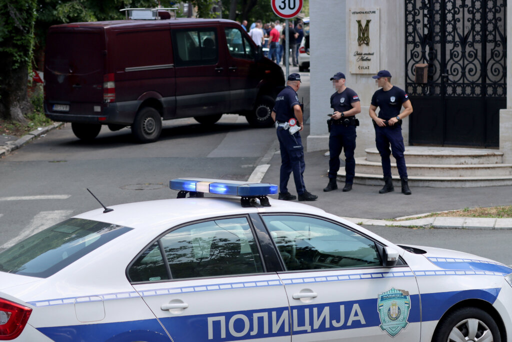 Beograd: Ispred Veleposlanstva Izraela Policajac Pogođen Samostrelom U Vrat Pucao U Napadača I Ubio Ga