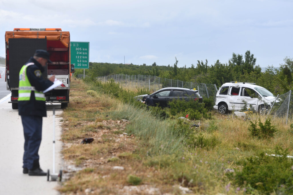 Radnici HAC-a teško ozlijeđeni u naletu automobila dok su pomagali unesrećenima