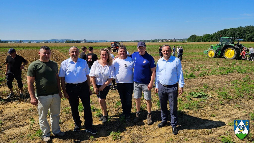 [FOTO] Udruga orača Koprivničko-križevačke županije održala edukativnu prezentaciju natjecateljskog oranja