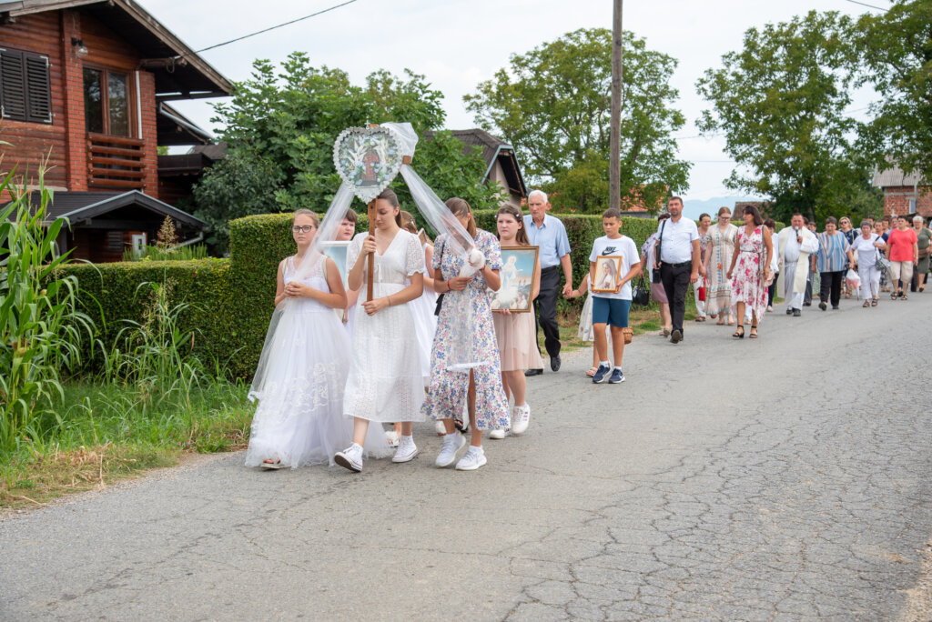 [FOTO] Tradicionalnom procesijom i svečanim misnim slavljem proslavljeno Magdaljenje u Erdovcu