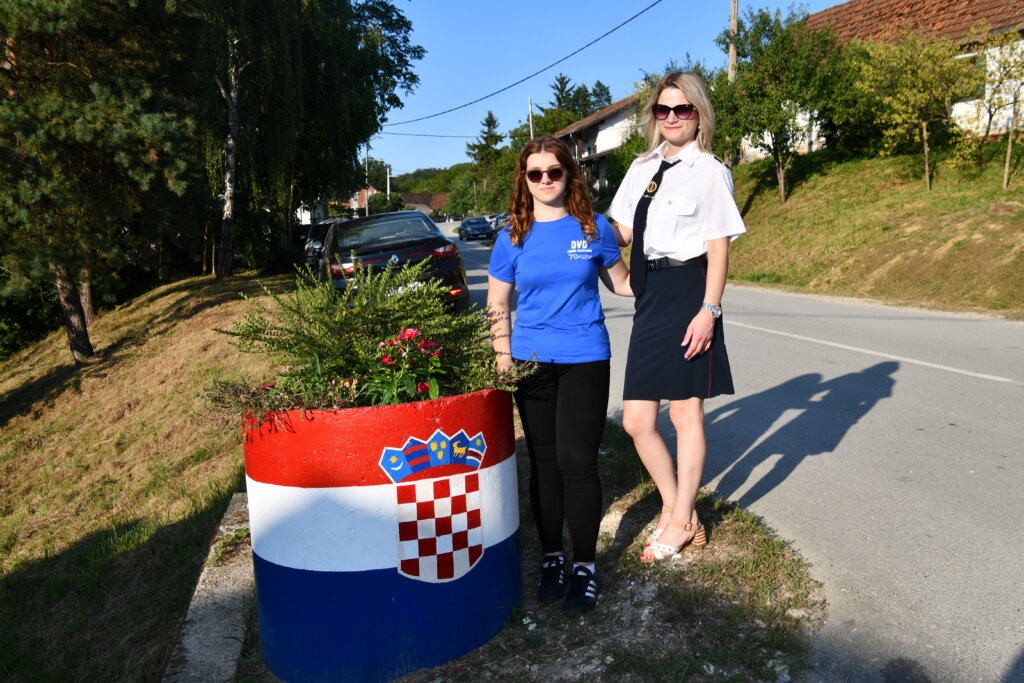 Središte Lemeša Križevačkog krasi oslikana hrvatska zastava