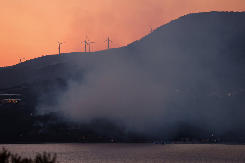 Požar kod Trogira pod kontrolom, ali još nije ugašen