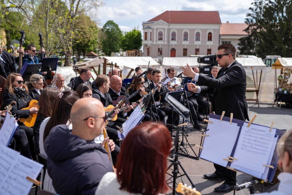Tamburaški orkestar “Krešo Lukačić” nastupa na manifestaciji “Ljeto na Zrinskom”
