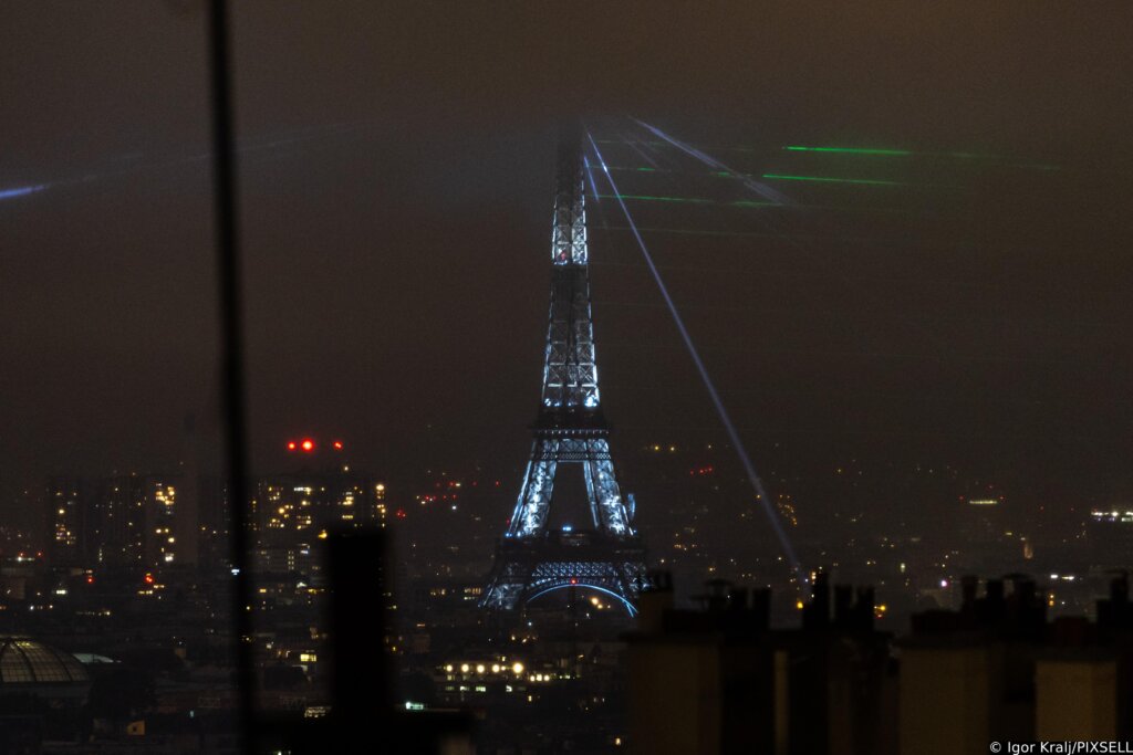 Pariz: Pogled Na Eiffelov Toranj Tijekom Otvaranja Olimpijskih Igara