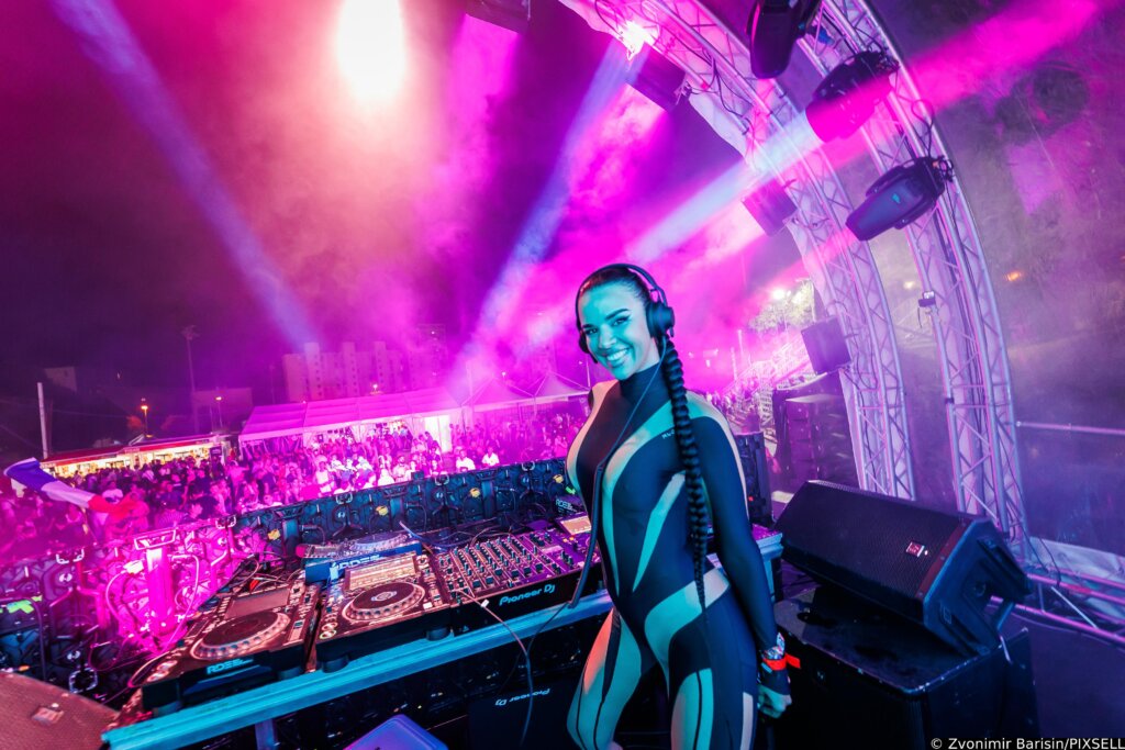 [VIDEO] Ivana Knoll nastupila na Ultri