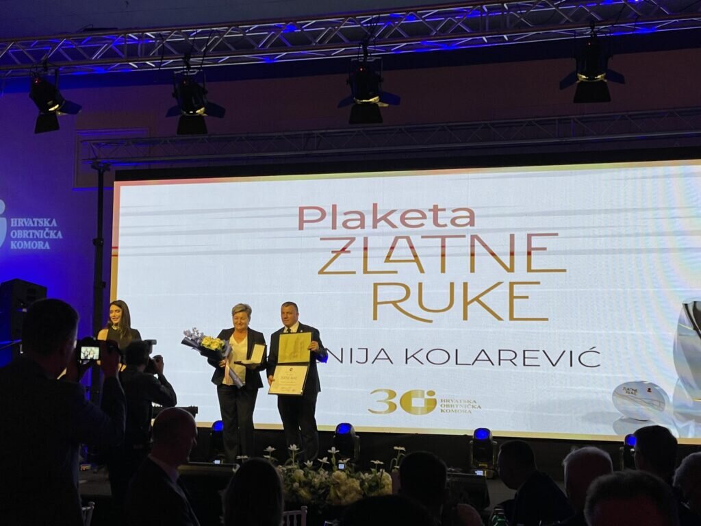 Plaketu Zlatne ruke s pisanim priznanjem primila Ksenija Kolarević iz Đurđevca