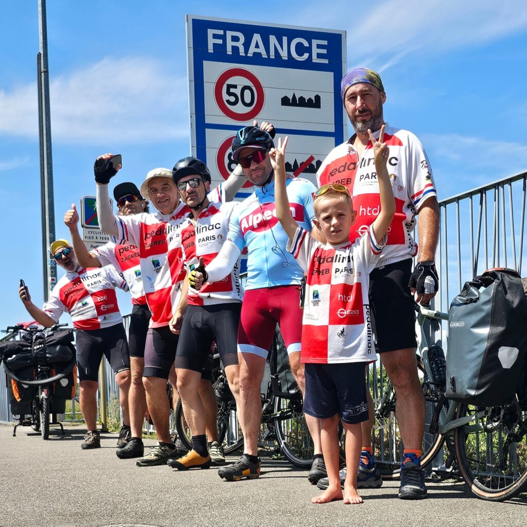 OI: Nakon 2200 kilometara na kotačima hrvatski biciklisti stigli u Pariz