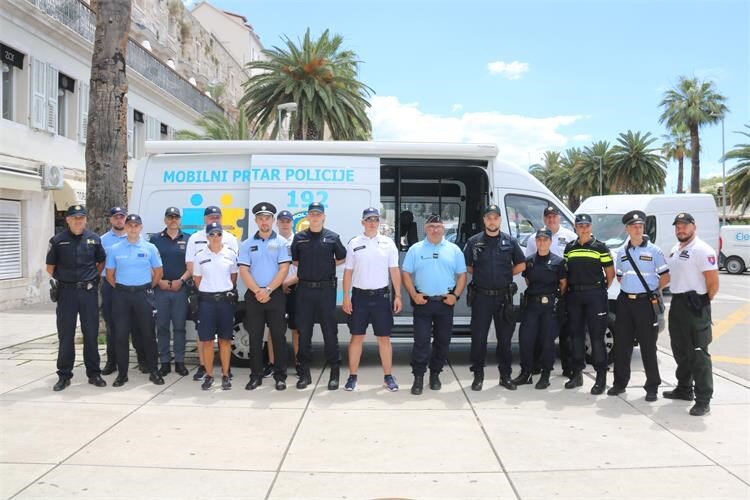 U Split stigla 24 strana policajca