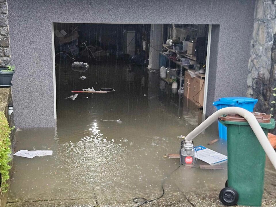 [FOTO/VIDEO] Poplavljen križevački kraj, voda ljudima ulazi u garaže i podrume