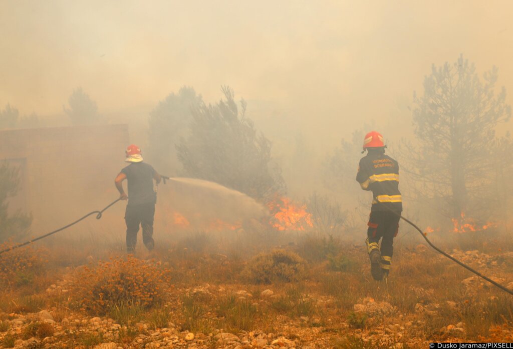 Požar na Hvaru gasi 35 vatrogasaca