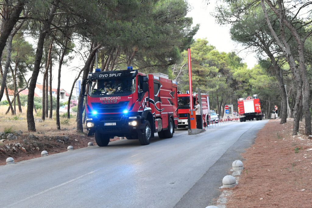 Na požarištu kod Trogira drugu noć dežuraju vatrogasci