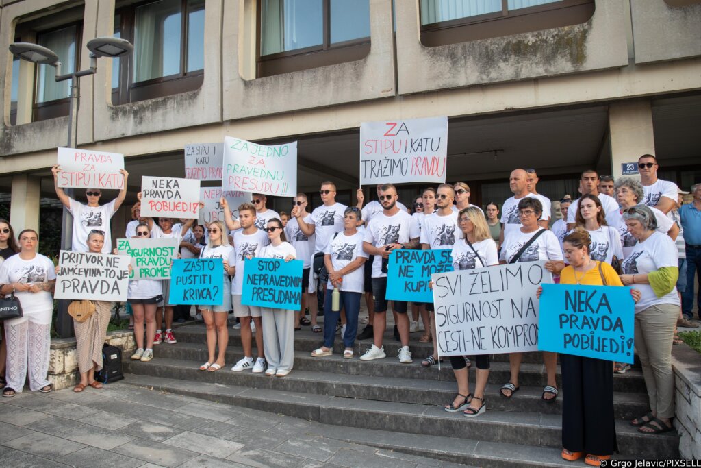 Dubrovnik: Mirni Prosvjed Ispred Suda Zbog Mogućeg Puštanja Albanske Vozačice Da Se Brani Sa Slobode