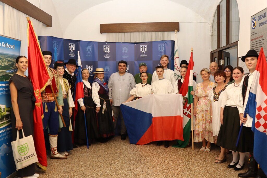 Gradonačelnik Mario Rajn upriličio prijem za sudionike Međunarodnog festivala folklora “Iz bakine škrinje” 