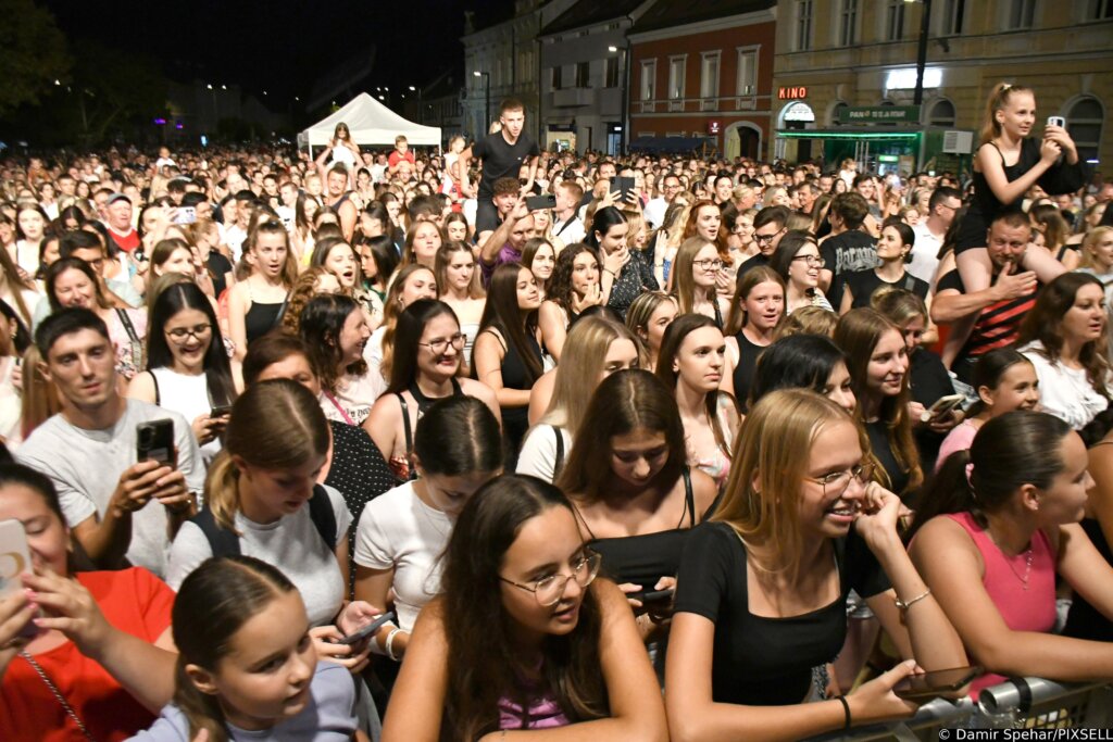 [FOTO] Jelena Rozga oduševila publiku u Koprivnici